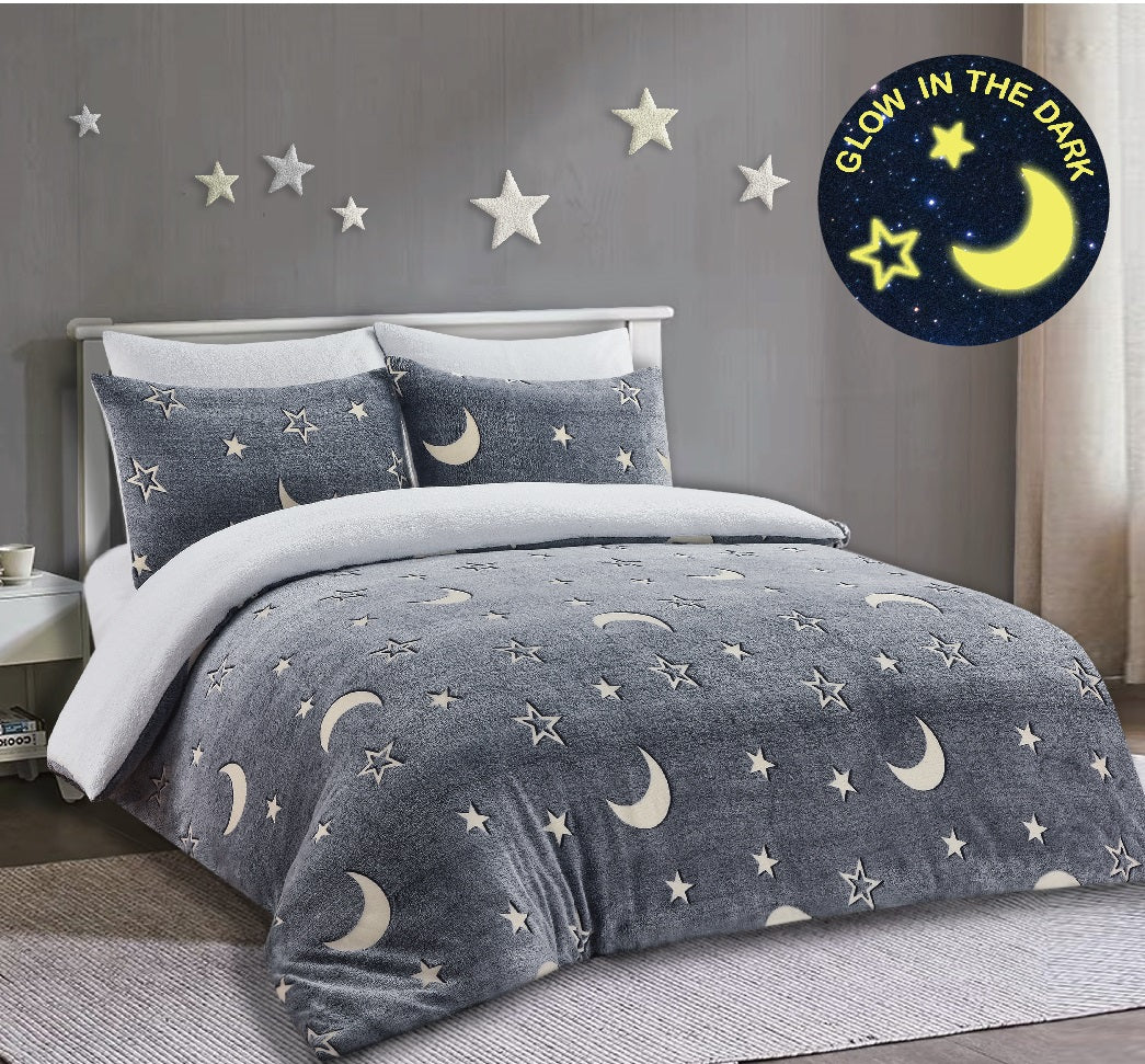 Glow in the Dark Teddy Fleece Duvet Set & Blanket โ Dinosaur, Unicorn, Moon & Stars Design - TheComfortshop.co.ukDuvet CoversTheComfortshop.co.ukTheComfortshop.co.ukglow - in - the - dark - teddy - duvet - set - Single - moon - and - starsGraySingleGlow in the Dark Teddy Fleece Duvet Set & Blanket โ Dinosaur, Unicorn, Moon & Stars Design