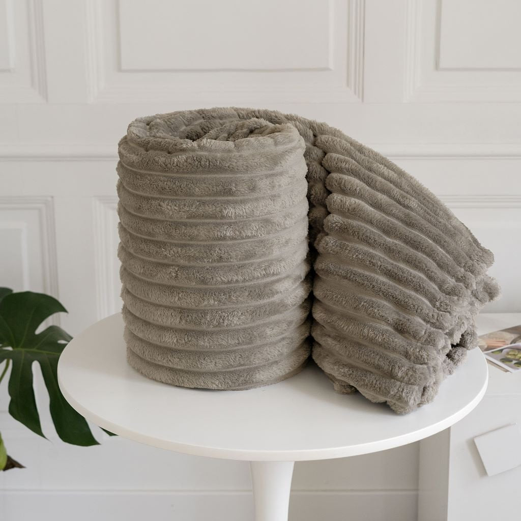 Luxury Jumbo Chunky Cord Fur Blanket - TheComfortshop.co.ukThrows0721718971726thecomfortshopTheComfortshop.co.ukblack-chunk-bed-throwBlack150 cm X 200 cmLuxury Jumbo Chunky Cord Fur Blanket - TheComfortshop.co.uk