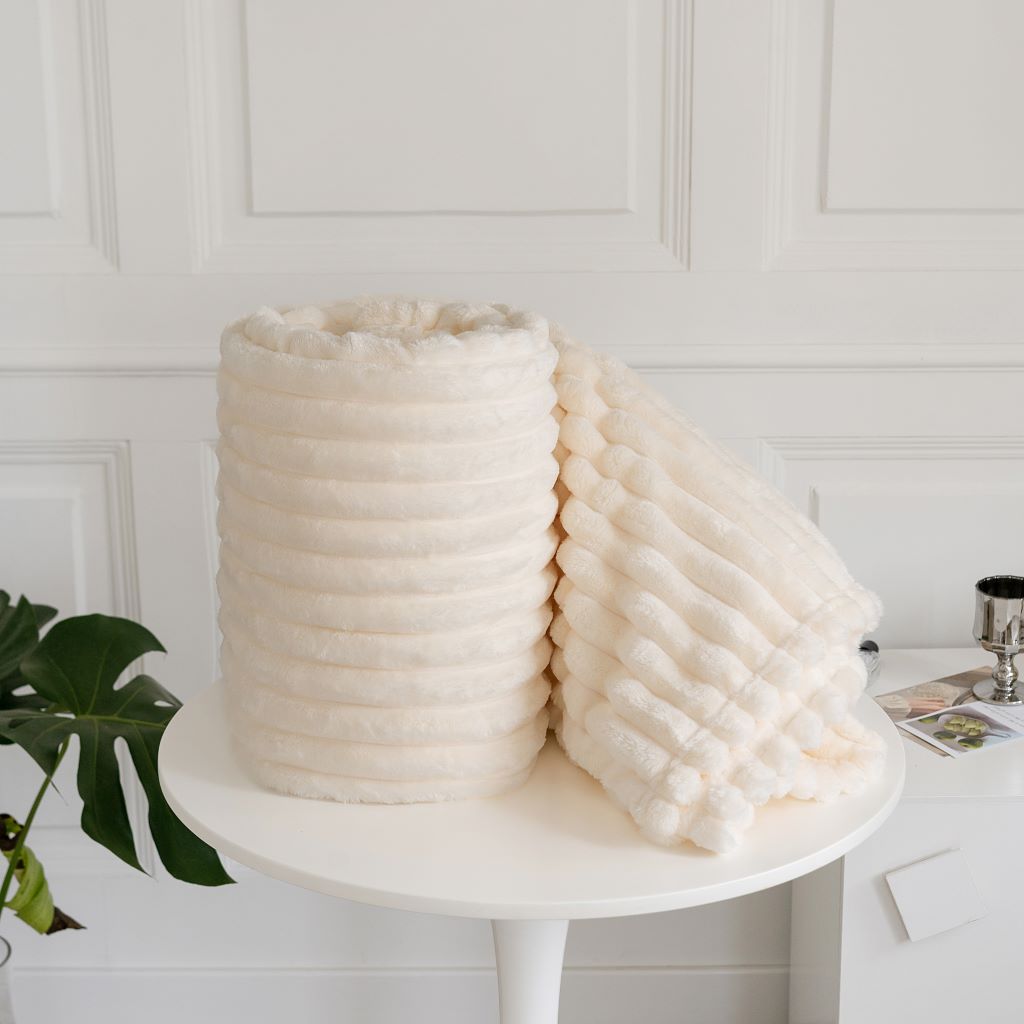 Luxury Jumbo Chunky Cord Fur Blanket - TheComfortshop.co.ukThrows0721718971726thecomfortshopTheComfortshop.co.ukblack-chunk-bed-throwBlack150 cm X 200 cmLuxury Jumbo Chunky Cord Fur Blanket - TheComfortshop.co.uk