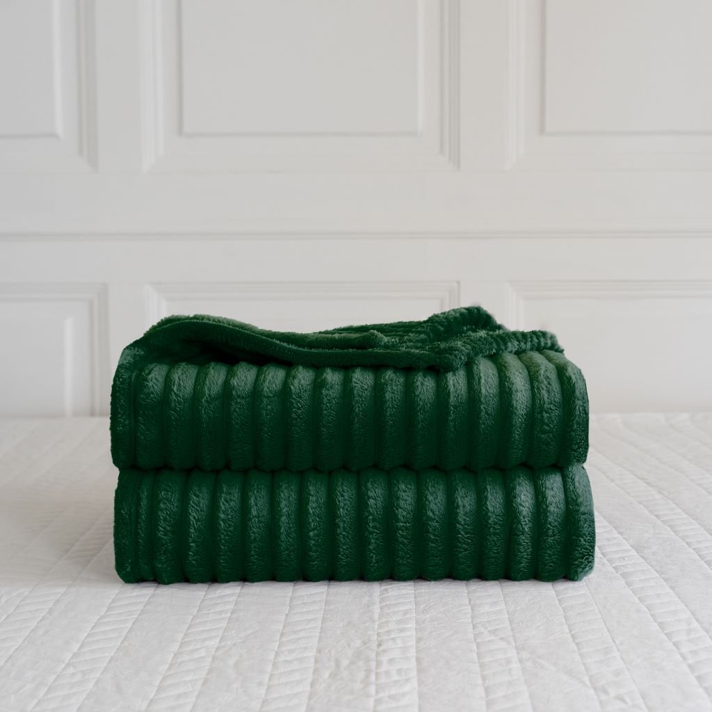 Luxury Jumbo Chunky Cord Fur Blanket - TheComfortshop.co.ukThrows0721718971801thecomfortshopTheComfortshop.co.ukEmaraid-chunk-bed-throwEmaraid150 cm X 200 cmLuxury Jumbo Chunky Cord Fur Blanket - TheComfortshop.co.uk