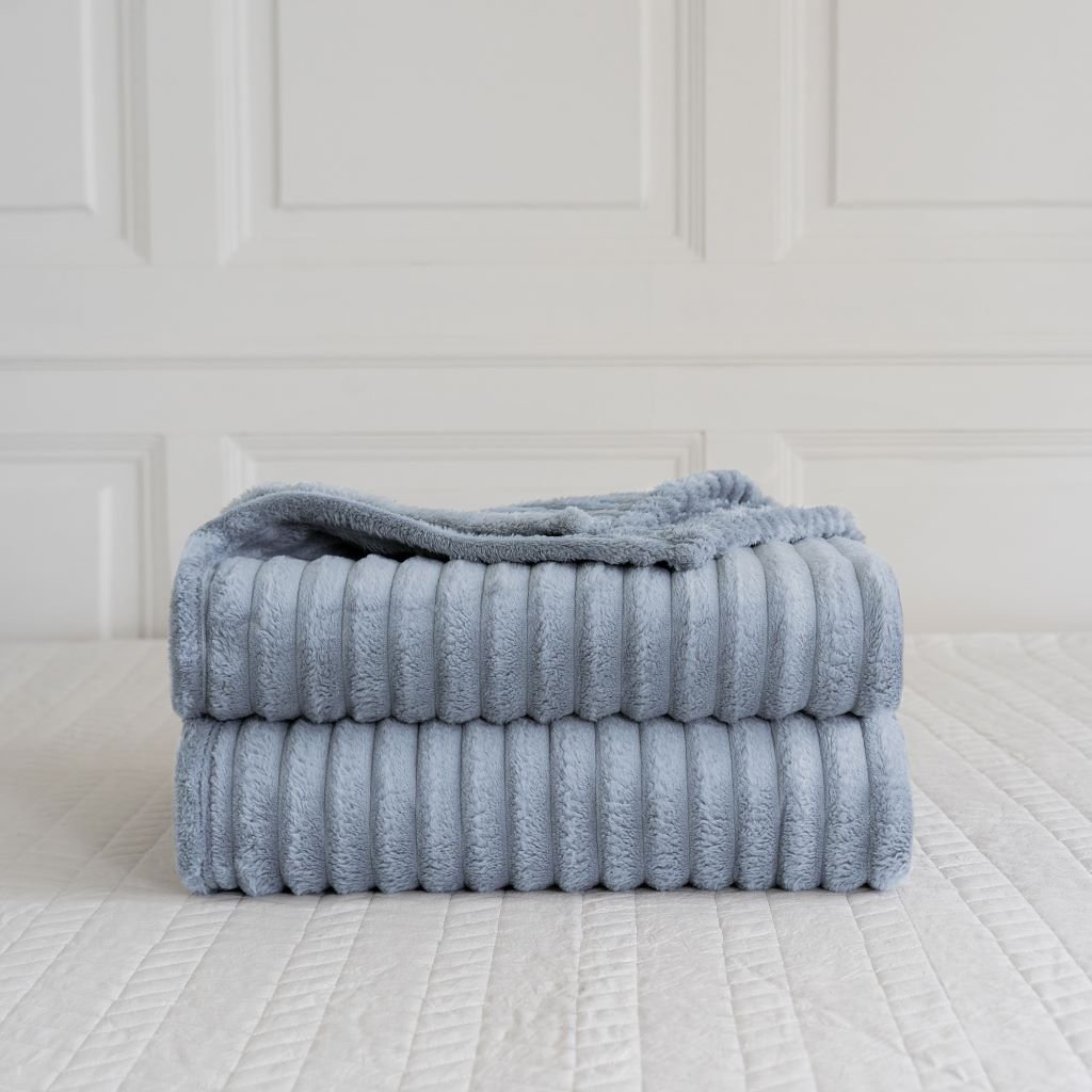 Luxury Jumbo Chunky Cord Fur Blanket - TheComfortshop.co.ukThrows0721718971900thecomfortshopTheComfortshop.co.uksilver-chunk-bed-throwSilver150 cm X 200 cmLuxury Jumbo Chunky Cord Fur Blanket - TheComfortshop.co.uk