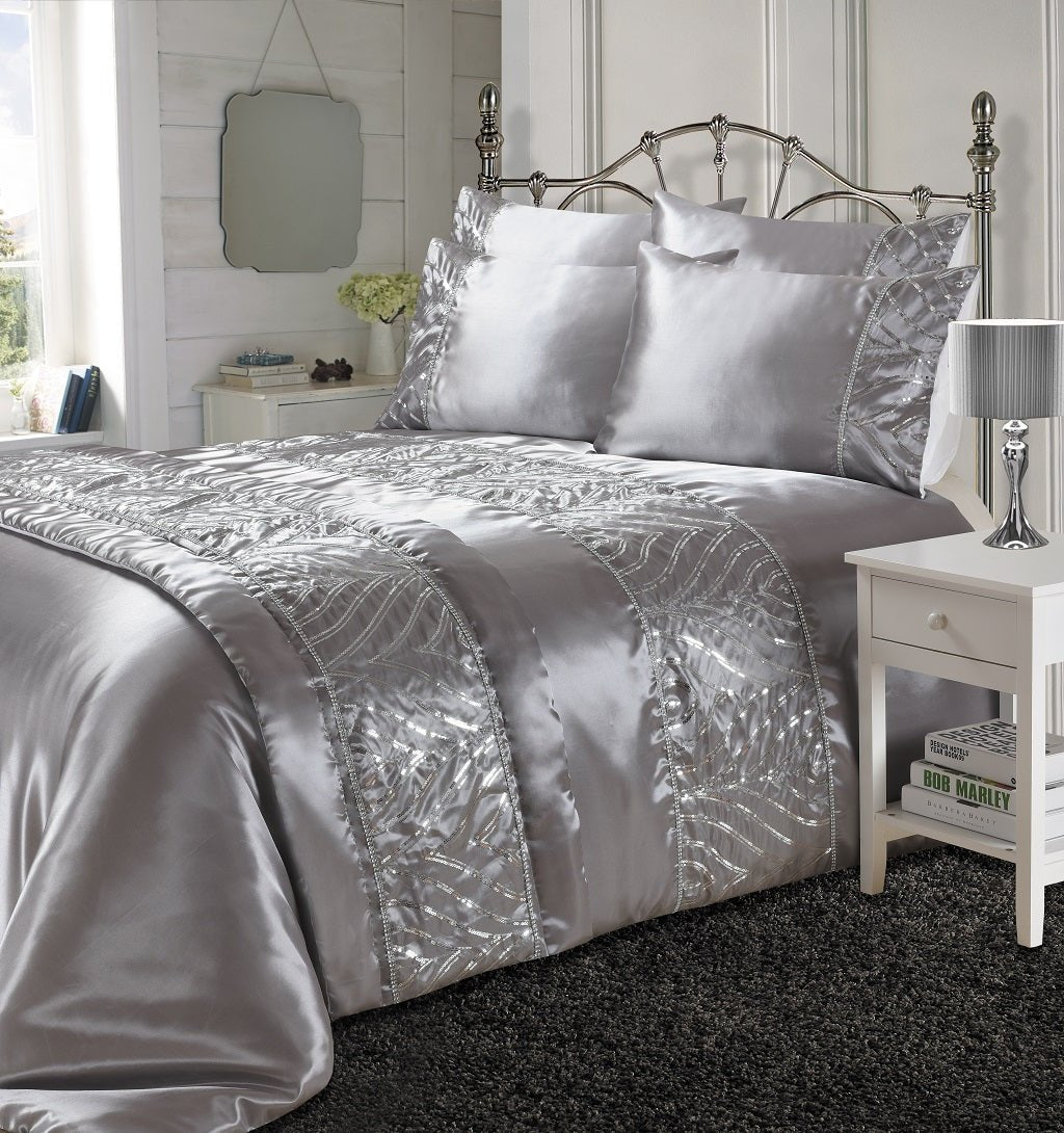 Crystal Shine and Shimmer Duvet Set - TheComfortshop.co.ukDuvet Covers0721718960256thecomfortshopTheComfortshop.co.uksingle-silver-shimmer-duvet-setSingleSilverCrystal Shine and Shimmer Duvet Set - TheComfortshop.co.uk